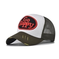 Dettaglio del cappello trucker lavato con ricamo Go Happy e visiera consumata con cuciture - Regolabile / Verde Militare