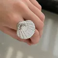 Anello regolabile a conchiglia in acciaio inossidabile argento indossato - Stile Capasanta (KB740) / Capasanta Argento (KB740)