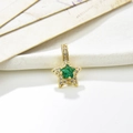 Pendente a stella dorato con zircone verde e cristalli su sfondo di carta vintage chic - Verde