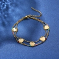 Dettaglio del bracciale a doppia catena dorata con cinque ciondoli a cuore e perline - Cuore a Doppio Strato con Perline Colorate