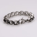 Detalle de pulsera de eslabones de calavera estilo punk en acero inoxidable plata - Color Acero