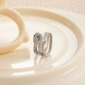 Manchette d'oreille serpent argentée avec zircons et yeux en pierres vertes sur plat - Style Serpent Pavé en U (A134--6#)
