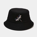 Dettaglio ravvicinato del ricamo a forma di libellula colorata su cappello a secchiello - M (56-58cm) / Nero