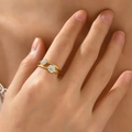 Anello a doppia fascia dorato in acciaio inossidabile con cristalli sul dito - US 6 / Oro (Doppio cerchio intarsiato)