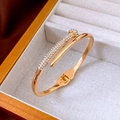 Detail van gouden spijkerarmband met micro-pavé kristallen op een luxe display - Spijker Ontwerp (HB479) / Goud