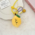 Détail du charm citron en peluche jaune avec mousqueton violet, clochette et perles - Style Citron (L51181)