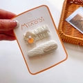 Détail de barrettes à cheveux faites main avec broderie et étiquette Lovely Smile - Carré plissé et pince à broderie volantée