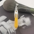 Colgante de cuarzo amarillo hexagonal con base de metal plateado y filigrana - Topacio Teñido (Sin Cadena)