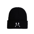 Dettaglio del berretto in maglia nera con ricamo bianco a faccia triste sul risvolto - M (56-58cm) / Nero - Espressione Faccia Triste