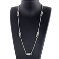Collana con ciondolo a molla in acciaio titanio argento su manichino nero - Argento (Acciaio)