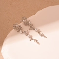 Dettaglio di orecchini a nappa a spiga in argento con perle bianche e zirconi - Pendaglio a Spiga di Grano in Zircone Argento / Argento