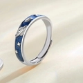 Anello astronauta argento con smalto blu stelle e luna e design a fascia aperta - Aperto Regolabile / Anello Cielo Stellato da Uomo