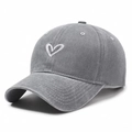 Casquette de baseball en coton gris délavé avec un cœur blanc brodé sur le devant - Réglable / Gris