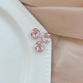 Strass d'ongles en cristal rose multifacettes avec base argentée sur plateau blanc - Rose