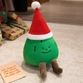 Süßer grüner Weihnachtsbaum-Plüsch mit Nikolausmütze und braunen Beinen auf Teppich - Roter Weihnachtsmutze Stil / 30cm