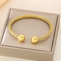 Minimalistischer 18K vergoldeter Edelstahl-Kabelarmreif mit Kugelenden offen - Goldenes Gedrehtes Kabel Kugelende Offener Stil (KB187708-XY)