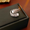 Detalle de anillo de nudo plateado con doble perla y micro-pavé de circonitas brillantes - Plateado