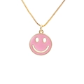 Minimalistische goldene Halskette mit einem rosa Emaille-Lächeln-Anhänger auf Weiß - Rosa