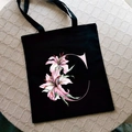 Bolso de lona negro con estampado artístico de lirio rosa y la letra C floral - Letra C / Negro