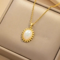 Elegante collar de acero de titanio dorado con un colgante ovalado nacarado en estuche - Dorado (8857-1)