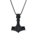 Dettaglio del ciondolo vichingo Mjölnir con incisione Vegvisir e catena in metallo - Ciondolo Nero Canna di Fucile Retro (AB0102)