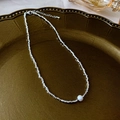Dettaglio della collana di perline d'argento con perla bianca su vassoio dorato - Collana d'Argento Frantumato con Perla d'Acqua Dolce d'Argento (4#)