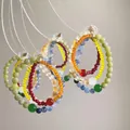 Detail van kleurrijke kralen oorringen met gouden stekers in een vrolijke zomerstijl - 5# Zilveren oorknopje - Kleurrijk - Kralen ringen