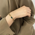 Bracciale in titanio placcato oro 18K con pietra verde taglio smeraldo e catena cubana - Bracciale / Oro