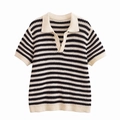 Elegante polo in maglia a righe bianche e nere con profondo scollo a V e bordi a costine - S / Strisce Bianche e Nere