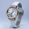 Detailansicht der Luxus-Damenuhr mit Roségold-Diamant-Lünette und weißem Lederarmband - Weiß