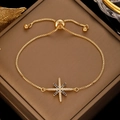 Pulsera dorada ajustable con colgante de estrella y circonitas azules y blancas - Estrella octogonal dorada con circonita bicolor