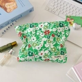 Macro detail van de groene bloemen make-up tas met een stoffen merklabel op het oppervlak - Donkergroene witte bloem