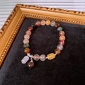 Vista macro de cuentas de cristal multicolor con colgante de plata vintage - Pulsera de cuentas de cristal de pelo de cera de abeja de plata S925