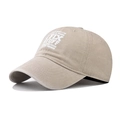 Dettaglio del cappellino in cotone lavato con fori di ventilazione e slogan stampato - Cachi