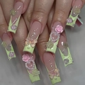 Lange Coffin-Nägel mit grünen French-Tips, 3D-Kamelienblüten und Perlenherzen - Französische Kamelie 3D Nail Art (Kleber-Stil) (SGCY-348)