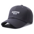 Cappellino da baseball grigio scuro in cotone con ricamo bianco Boston 1630 su sfondo bianco - Regolabile / Grigio