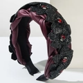 Diadema trenzada de cuero burdeos con flores de cristal negro y gemas rojas en fondo blanco - Negro Rojo