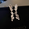 Boucles d'oreilles argentées avec texture lave dans un style géométrique épuré - Boucles d'oreilles argentées
