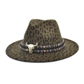 Détail d'un chapeau en laine léopard avec bande tressée colorée et breloque tête de taureau - M(56-58cm) / Vert Militaire