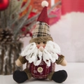 Detail eines handgemachten Weihnachtswichtels mit Karohut, weißem Bart und Holzknopf-Details - Weihnachtsmann