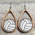 Primo piano di orecchini pendenti in legno a goccia con motivo a palla da pallavolo - Pallavolo