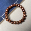 Bracelet en perles de bois brun rougeâtre poli avec grain naturel sur livre ancien - Perles Classiques en Palissandre Noir / 8mm*22 Perles