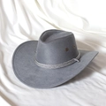 Klassischer grauer Cowboyhut aus Wildlederimitat mit Flechtband auf weißem Stoffgrund - M / Grau