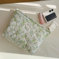 Détail d'une trousse à maquillage matelassée fleurie avec une texture en coton doux - Gardénia Vert