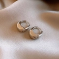 Boucles d'oreilles créoles géométriques en U argentées sur tissu de soie beige - Alliage / Style Créole Ronde Lisse / Argent