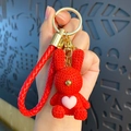 Roter Harz-Hasen-Schlüsselanhänger mit Stricktextur und rosa Herz an goldenem Ring - Rot