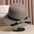 Détail du chapeau en laine grise avec ruban gros-grain marine et boucle en cristal - M (56-58 cm) Réglable / Gris Chiné