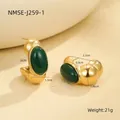 Detalle macro de pendientes vintage en forma de C dorados con gemas ovaladas verdes - Oro de 18K / Verde