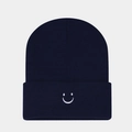 Détail de la broderie smiley blanc sur le revers d'un bonnet en tricot bleu marine - Bleu marine