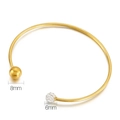Goudkleurige C-vormige armband met 8mm gepolijste bol en 6mm bal met pavé-gezette zirkoon - Gouden Kleine Dubbele Bal Stijl (KB149676-Z)